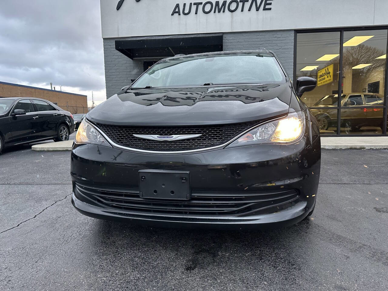 Used 2020 Chrysler Voyager Lxi FWD image 4