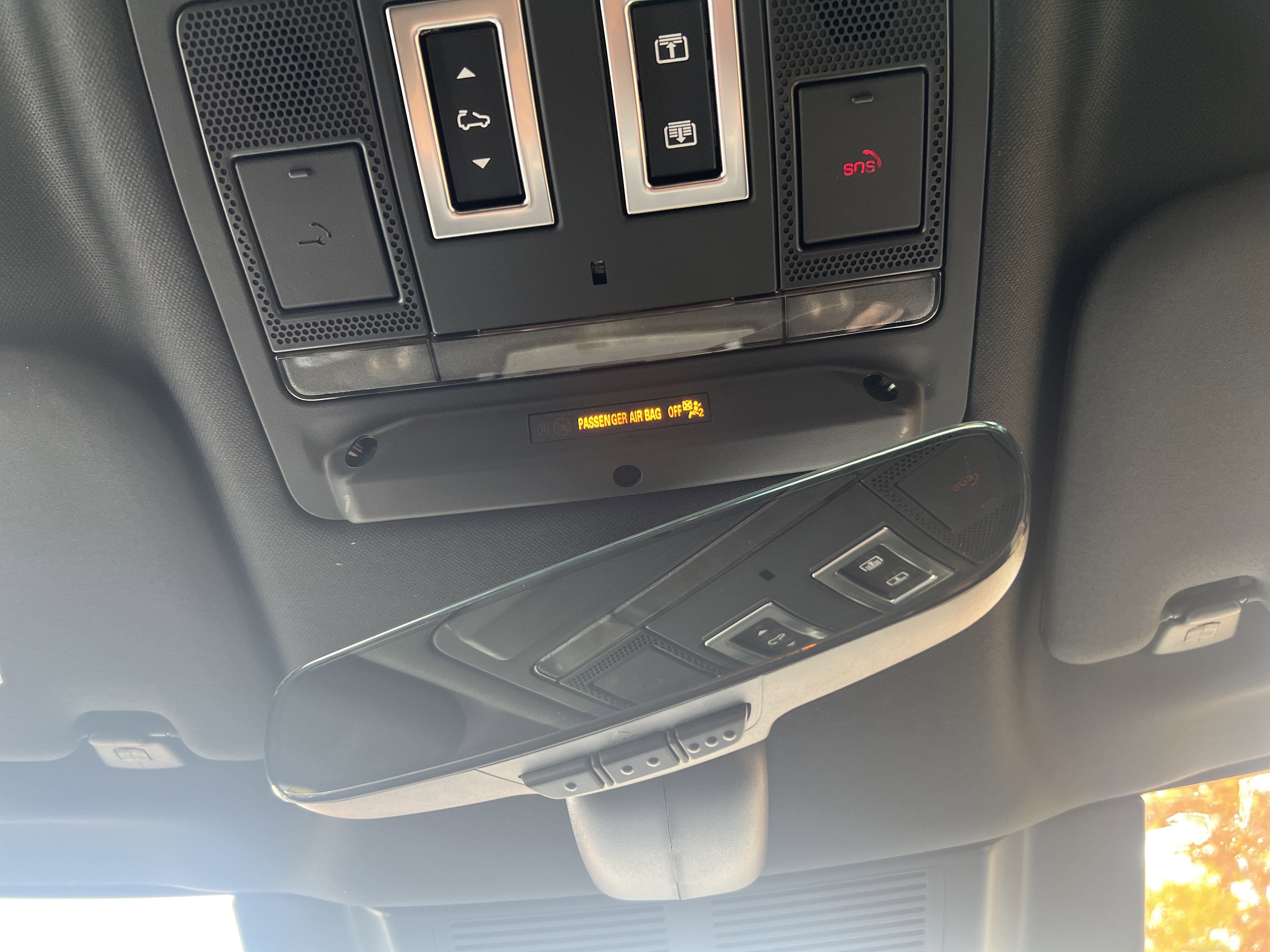 Used 2025 Land Rover Defender 90 X-Dynamic SE image 23