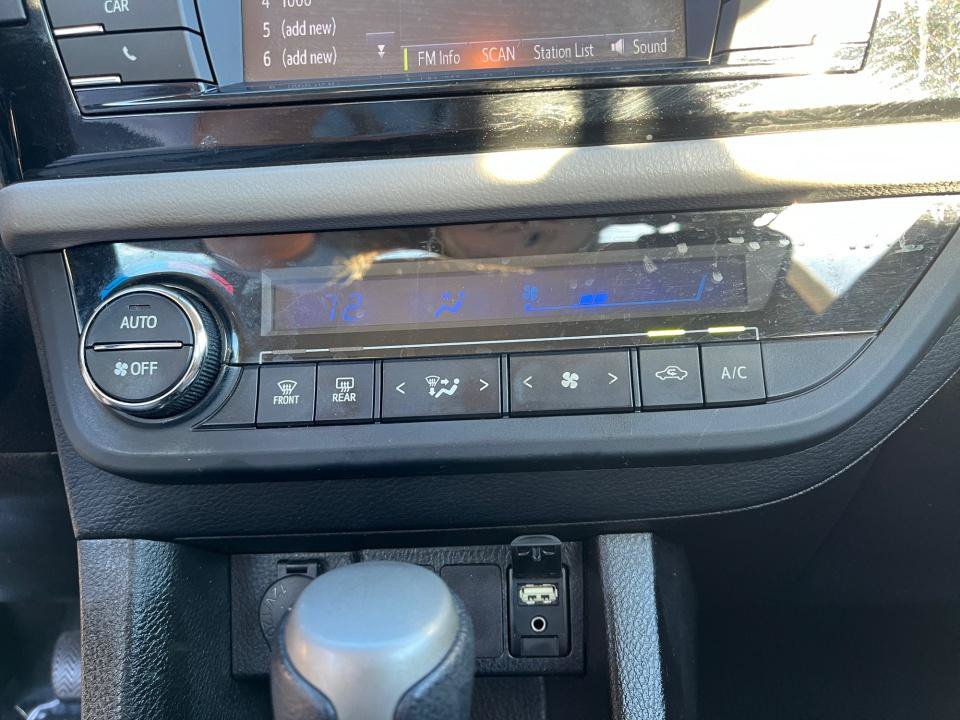 Used 2015 Toyota Corolla LE FWD image 17