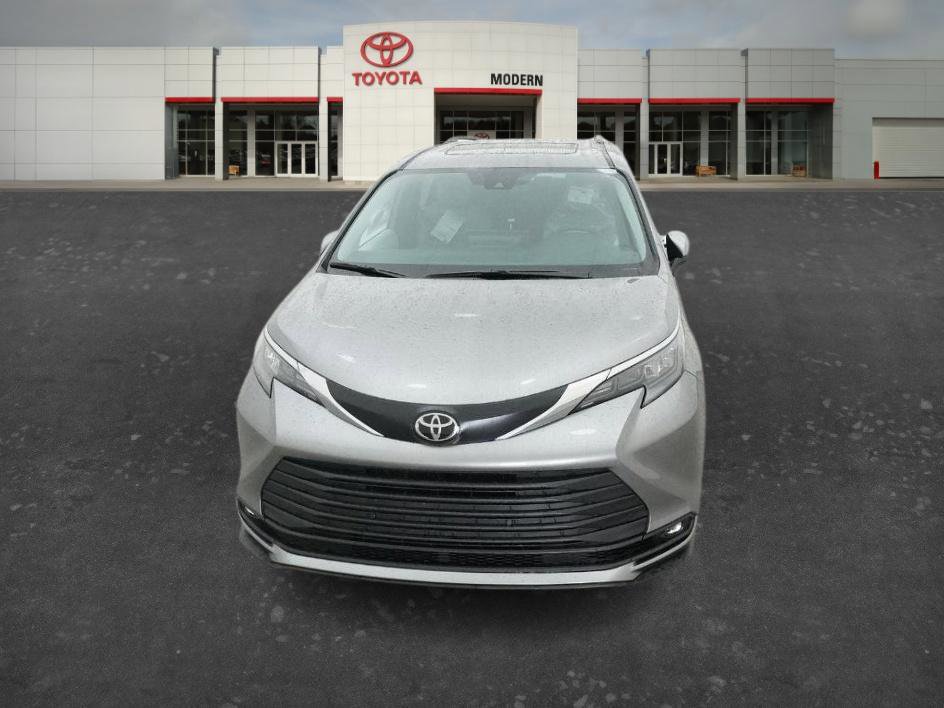 New 2026 Toyota Sienna XLE FWD image 2