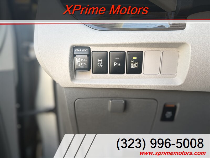 Used 2015 Toyota Sienna XLE w/ XLE Navigation Package FWD image 21