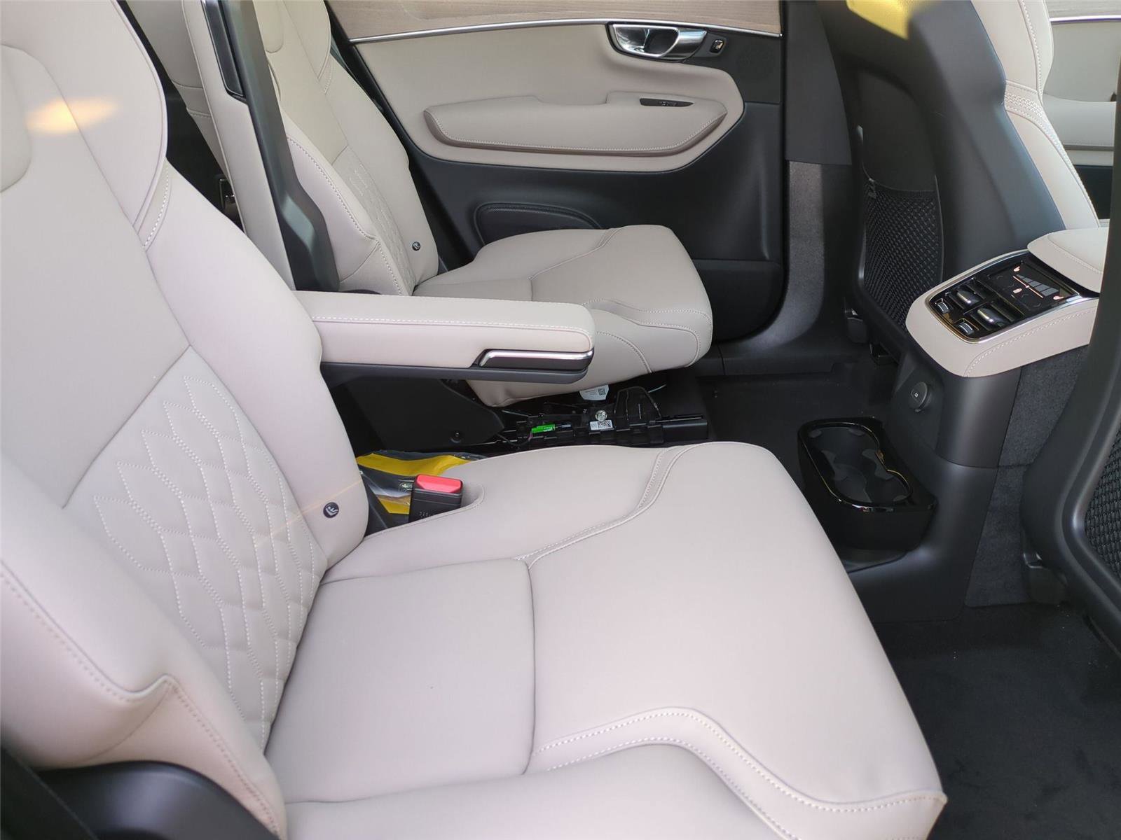 New 2026 Volvo XC90 T8 Plus w/ Protection Package Premier AWD/4WD image 19
