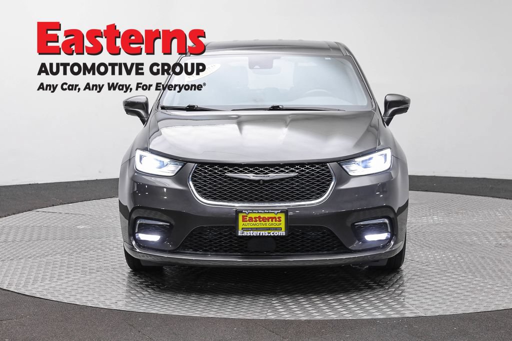 Used 2022 Chrysler Pacifica Touring-L w/ Uconnect Theater Family Group FWD image 2