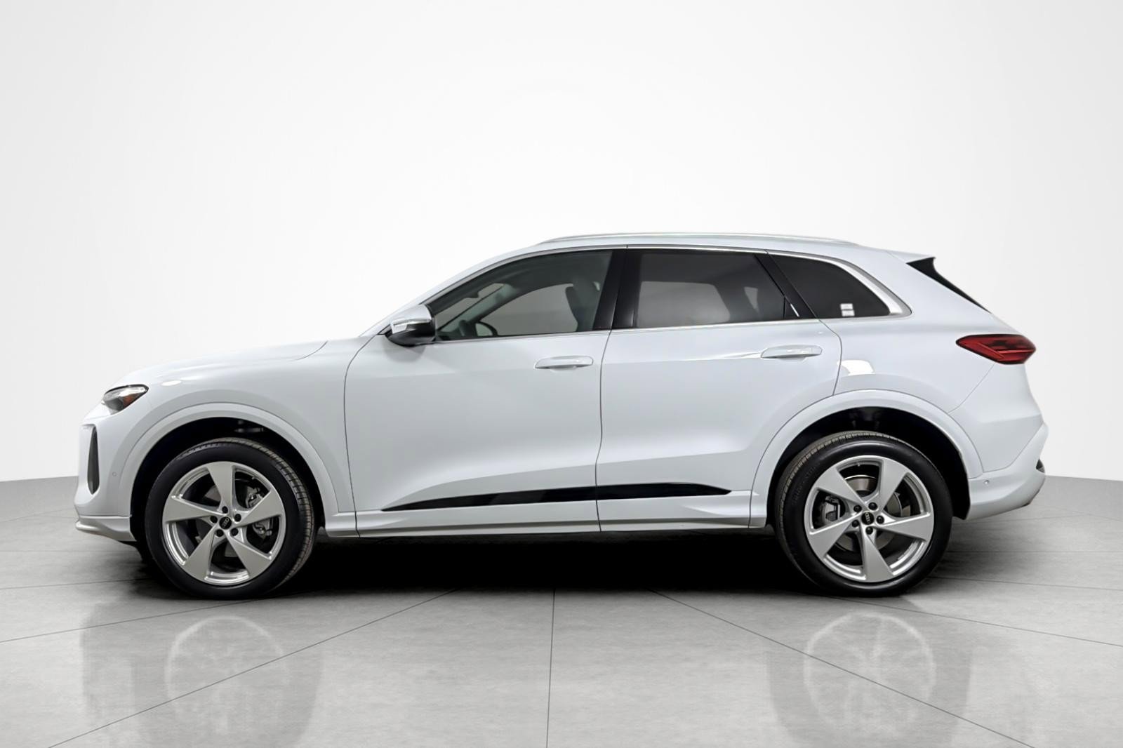 Used 2025 Audi Q5 Premium Plus w/ Premium Plus image 2