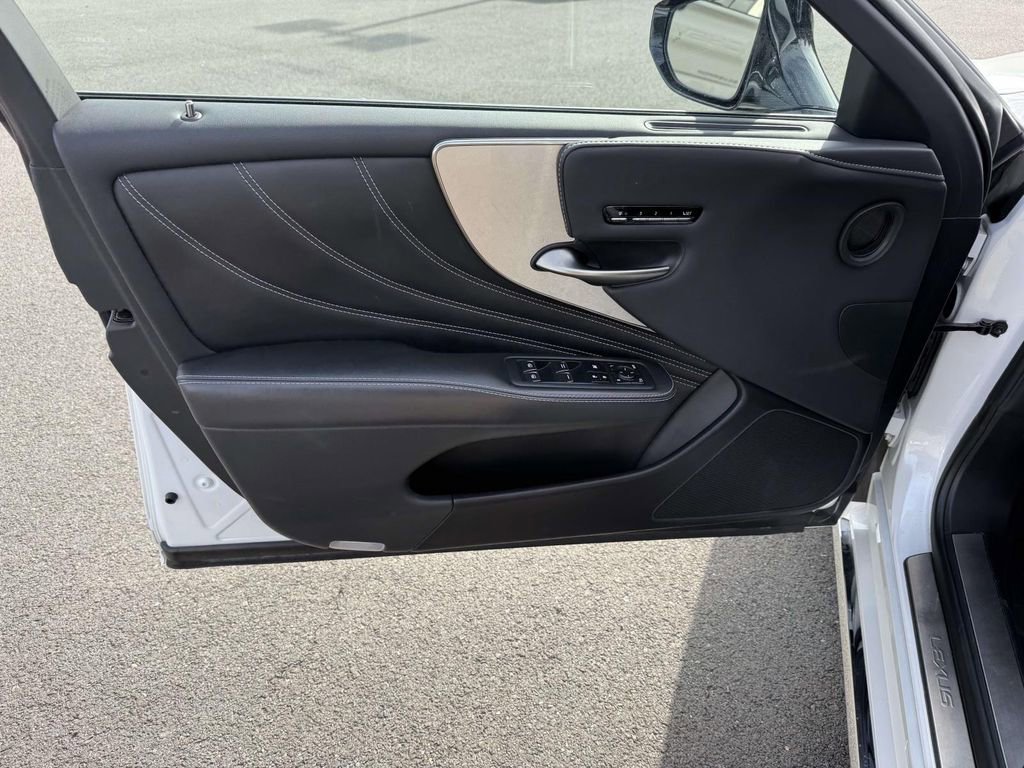 Used 2023 Lexus LS 500h AWD w/ Luxury Package image 13