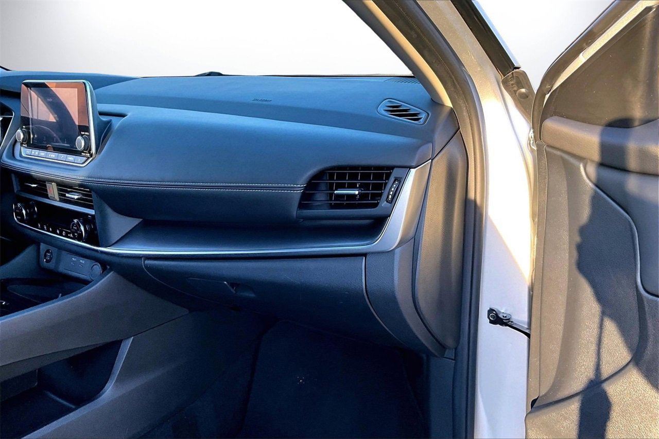 Used 2024 Nissan Rogue SV image 18