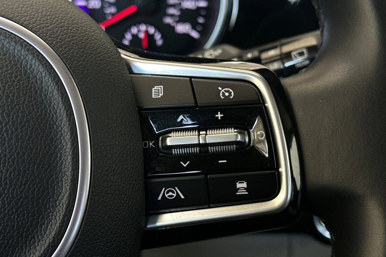 Used 2023 Kia Carnival EX image 29