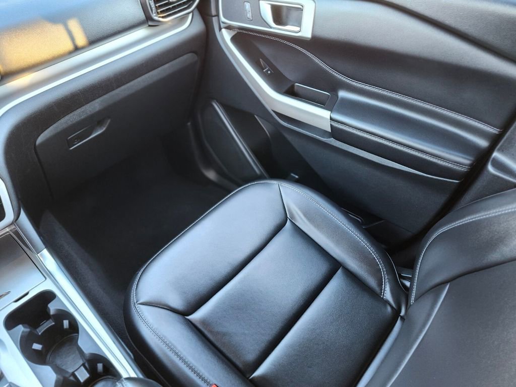 Certified 2022 Ford Explorer XLT w/ Equipment Group 202A image 14