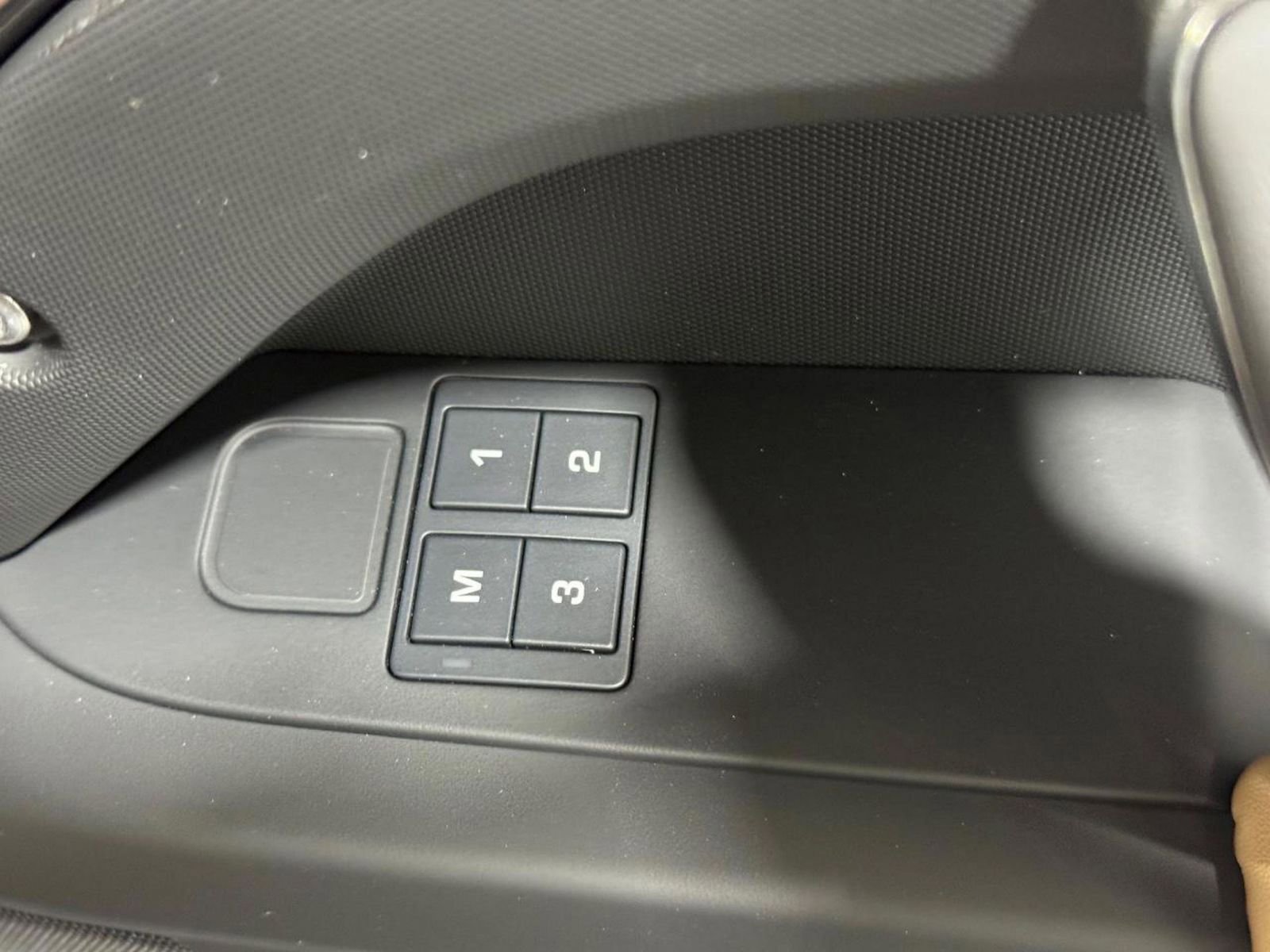 New 2026 Land Rover Defender 130 X-Dynamic SE image 21