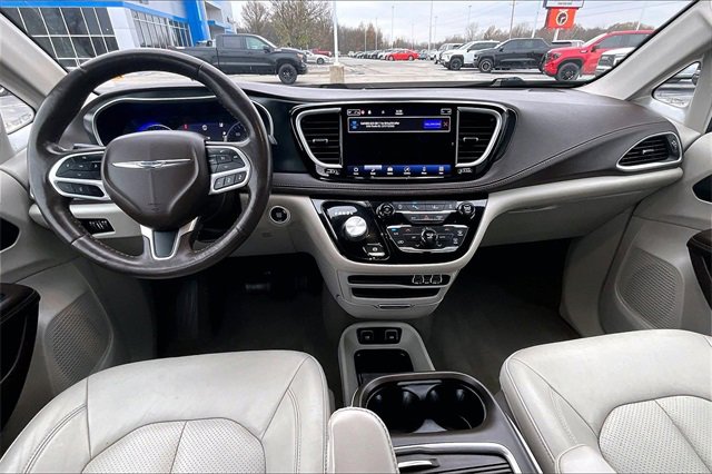 Used 2021 Chrysler Pacifica Touring-L image 7