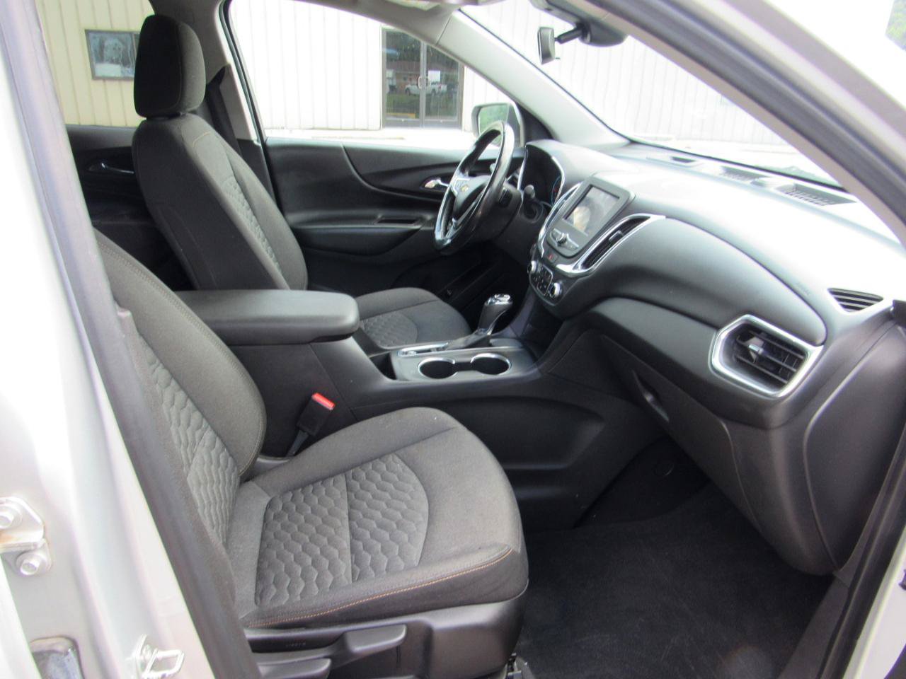 Used 2020 Chevrolet Equinox LT w/ Driver Convenience Package FWD image 8