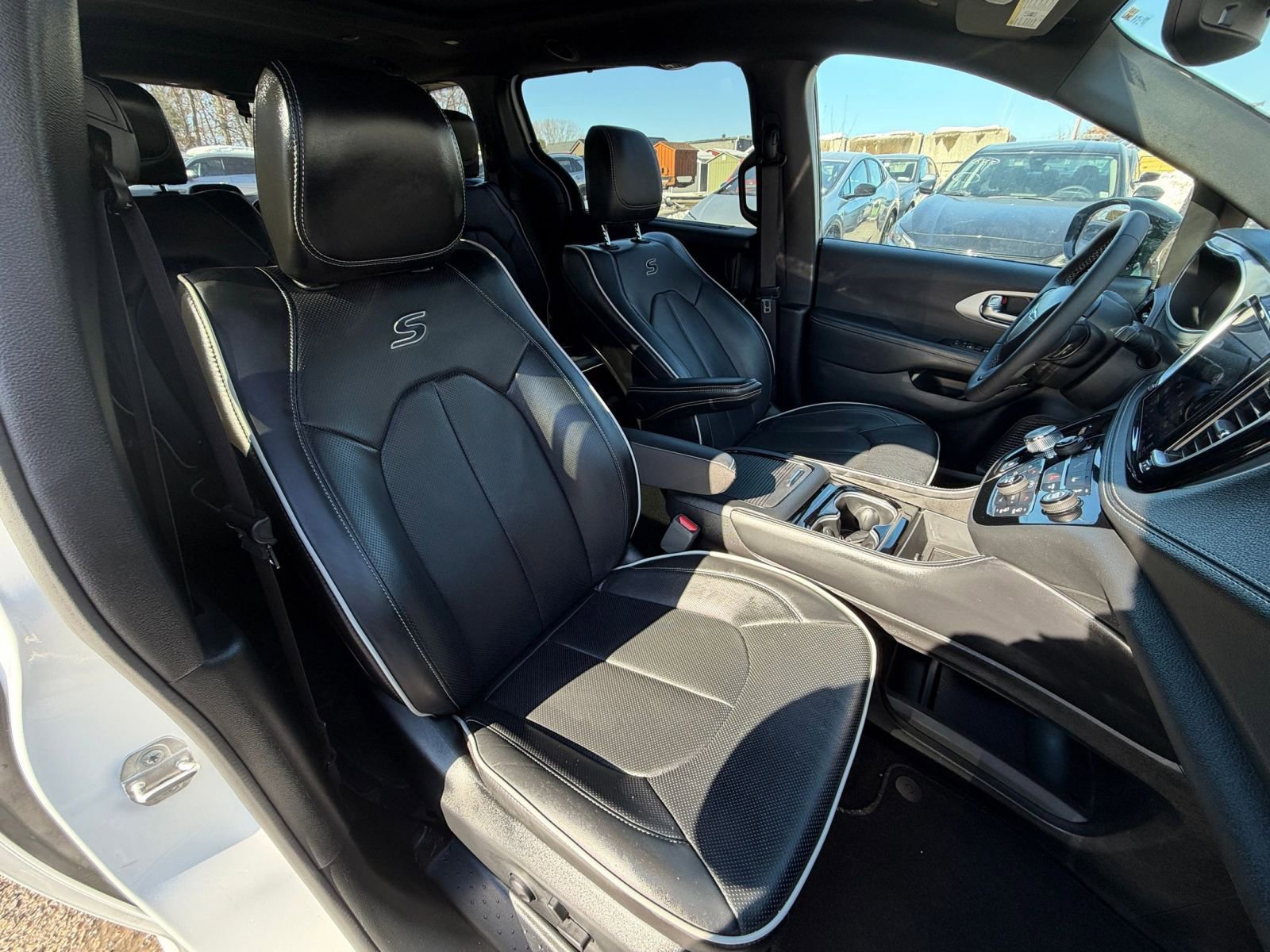 Used 2025 Chrysler Pacifica Limited image 39