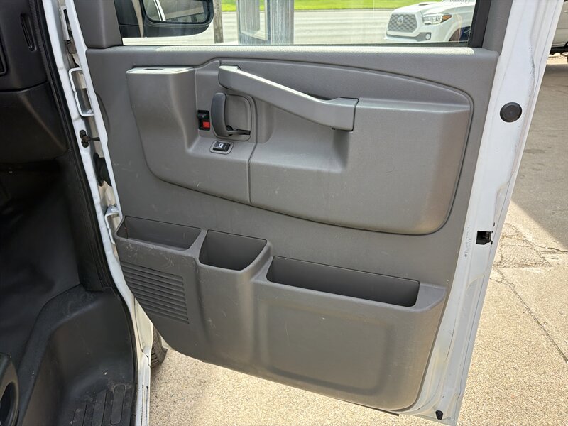 Used 2017 Chevrolet Express 2500 RWD image 20