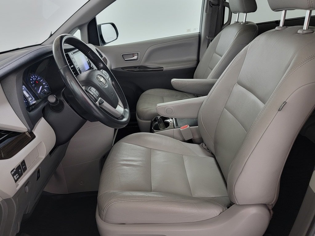 Used 2019 Toyota Sienna XLE Premium FWD image 14
