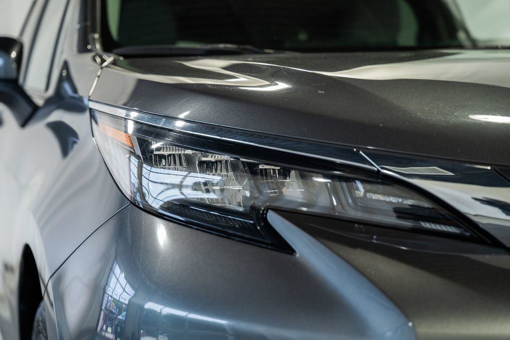 Used 2025 Toyota Sienna LE FWD image 11