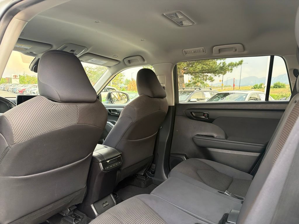 Used 2024 Toyota Highlander LE AWD/4WD image 20