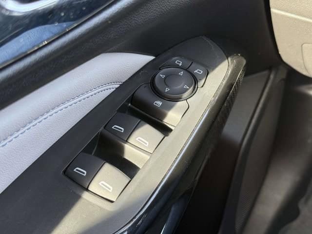 Certified 2025 Chevrolet Trax LT FWD image 16