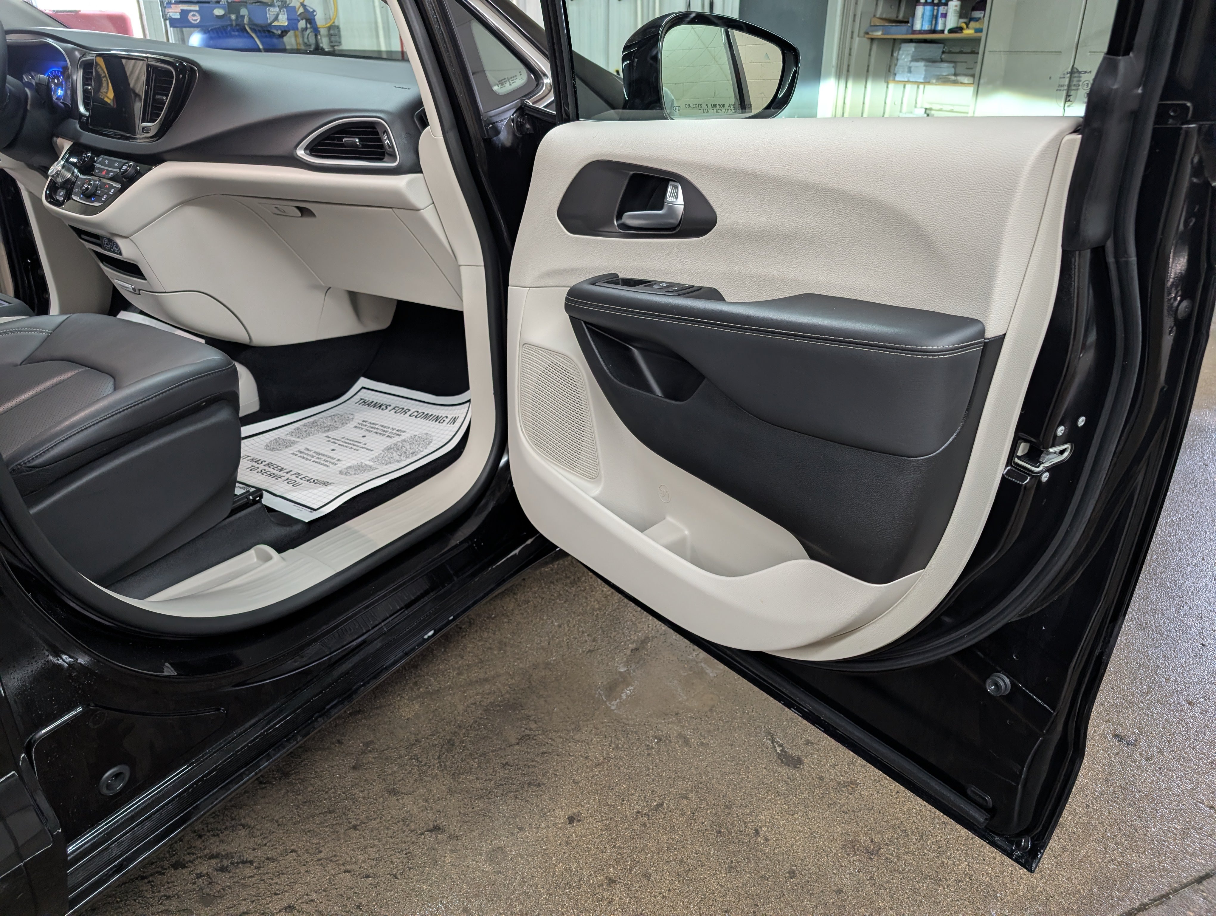 Used 2024 Chrysler Pacifica Touring-L FWD image 5