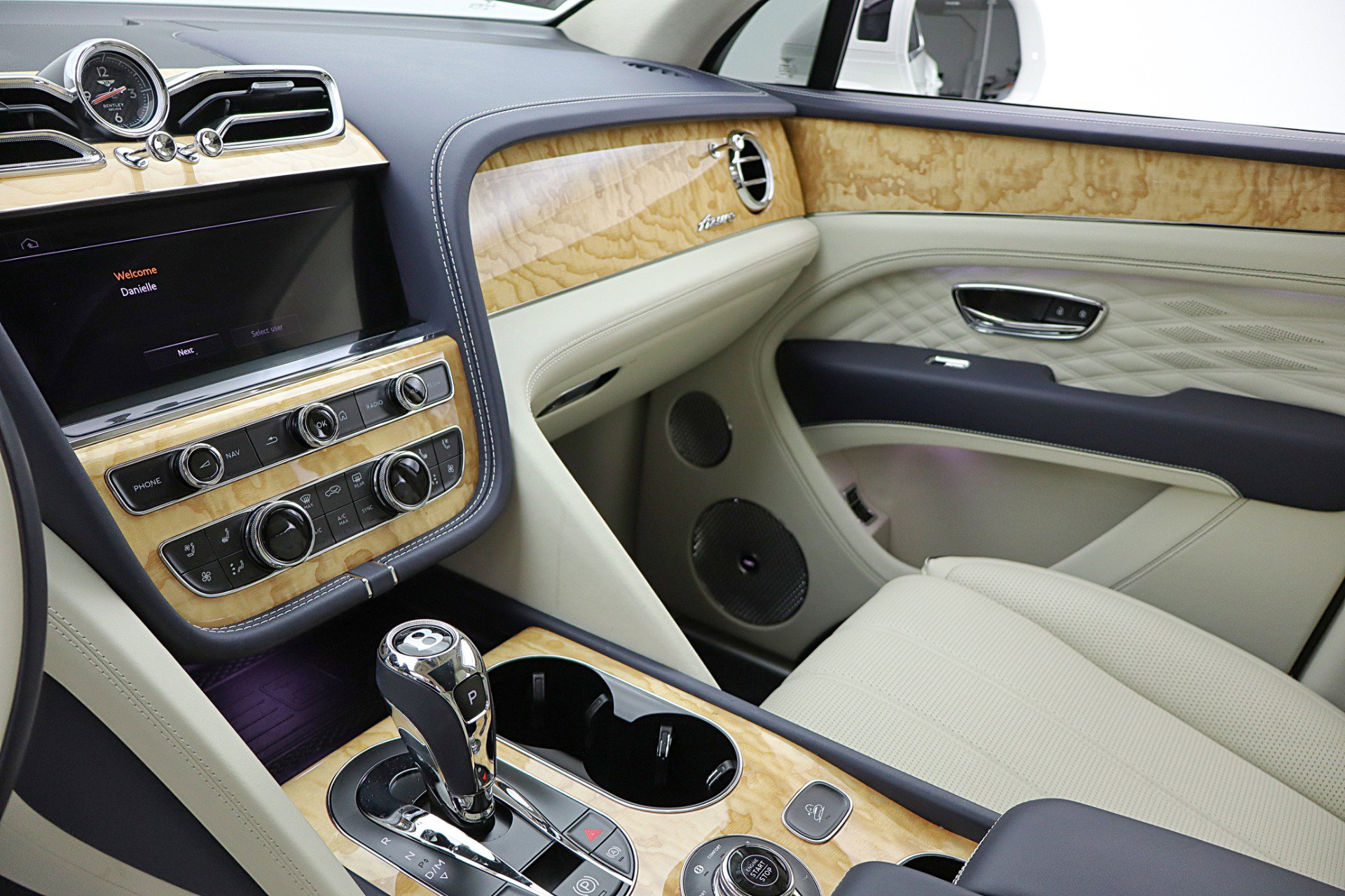 Used 2024 Bentley Bentayga image 32