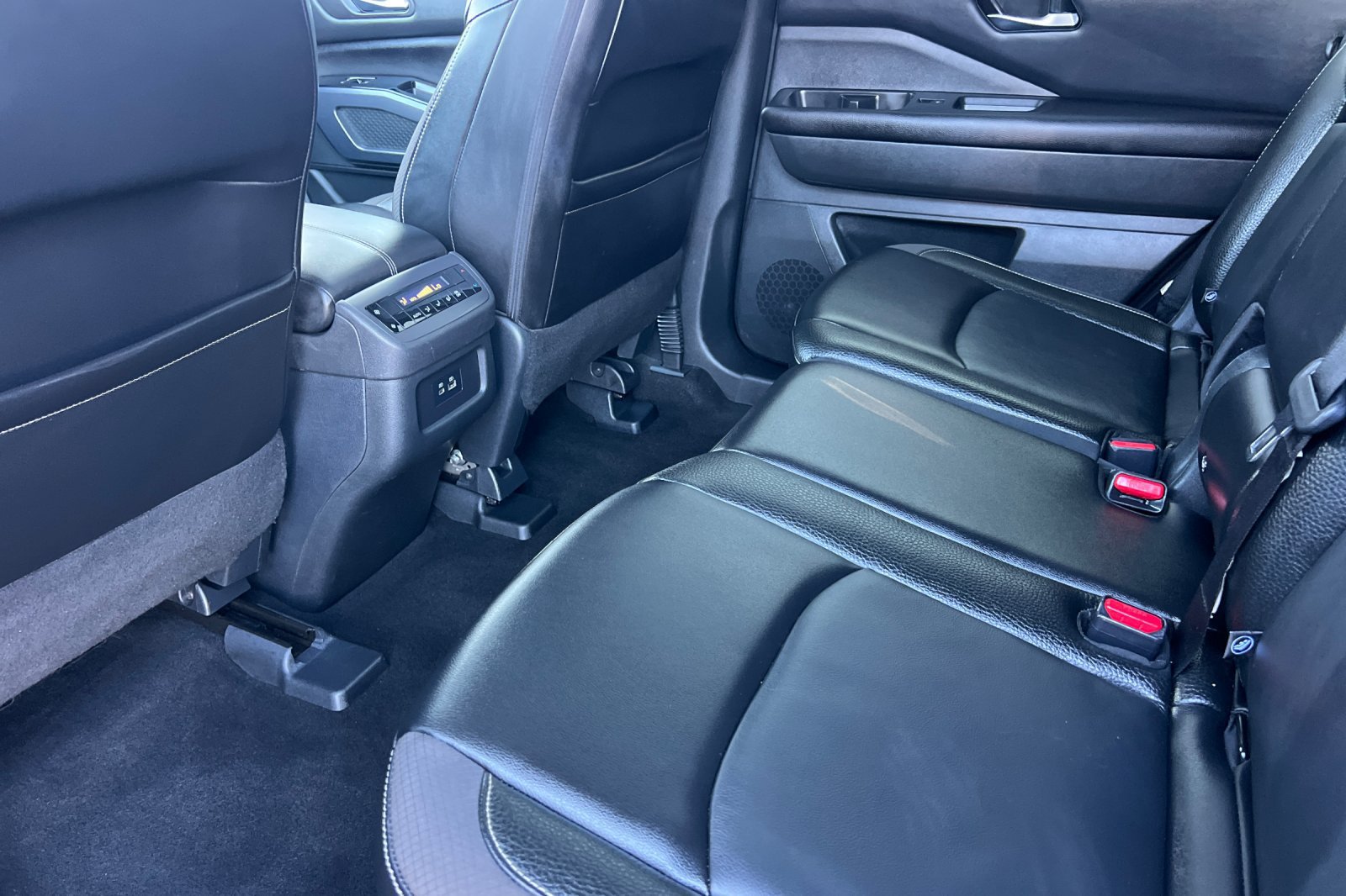 Certified 2024 Nissan Pathfinder SL w/ Black Appearance Package FWD image 13