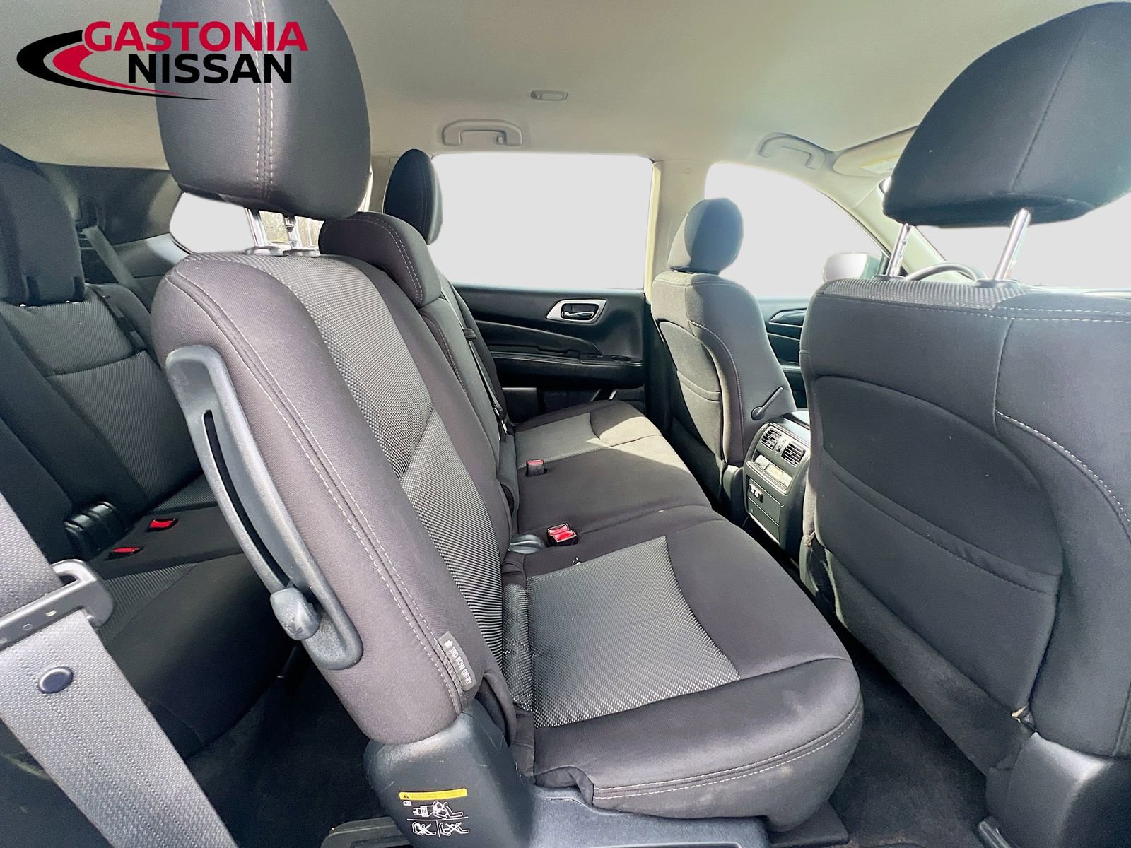 Used 2020 Nissan Pathfinder S image 36