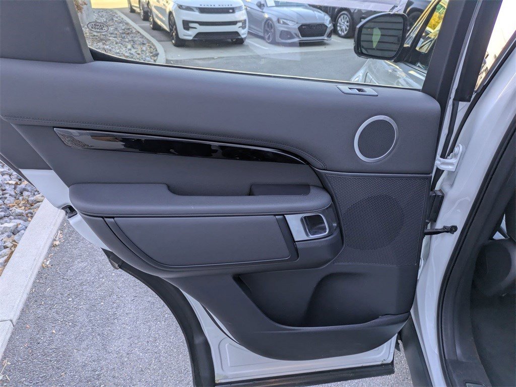 Used 2025 Land Rover Discovery S image 32
