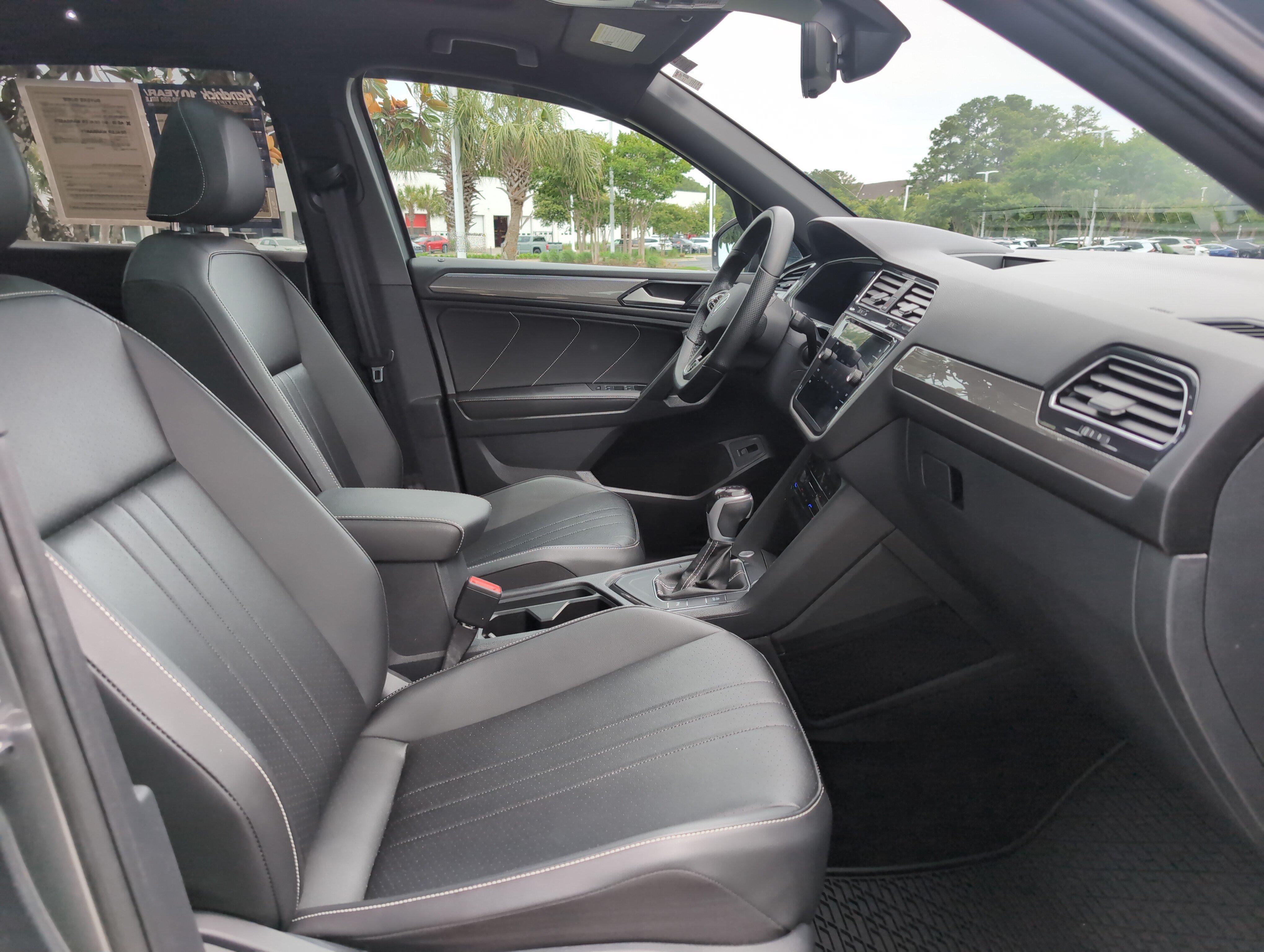 Used 2024 Volkswagen Tiguan SE R-Line FWD image 32