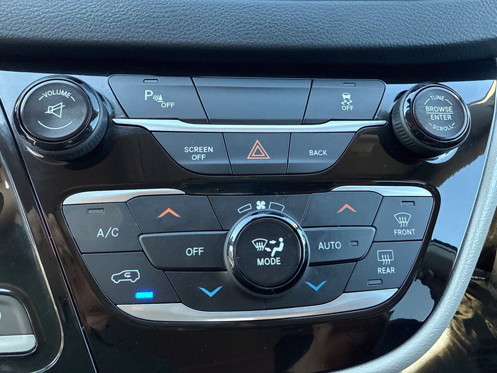 Used 2017 Chrysler Pacifica Touring-L w/ Tire & Wheel Group FWD image 33