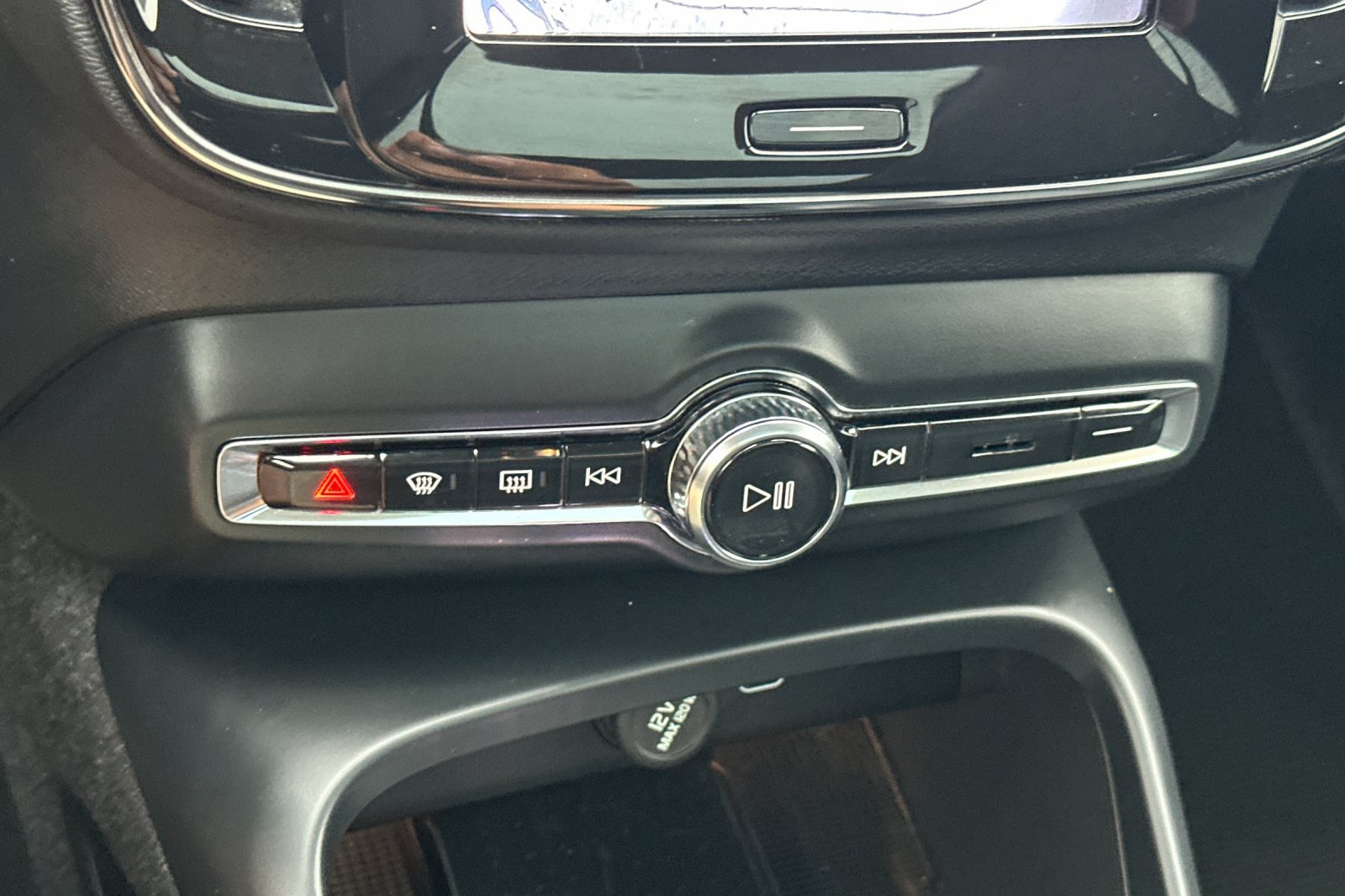 Certified 2024 Volvo XC40 B5 Plus w/ Climate Package AWD/4WD image 25