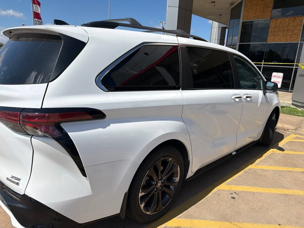 Used 2023 Toyota Sienna XSE FWD image 2