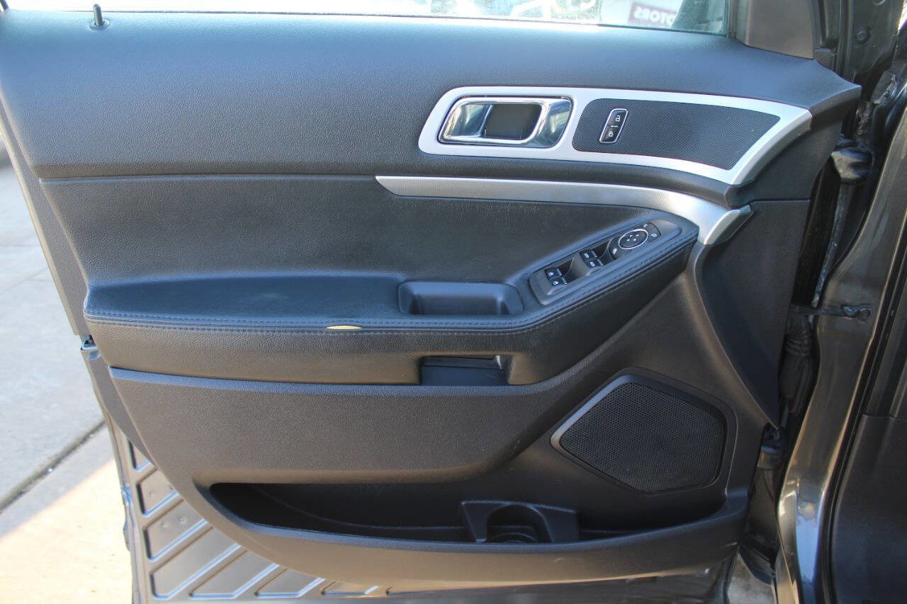 Used 2015 Ford Explorer XLT w/ Equipment Group 202B image 13