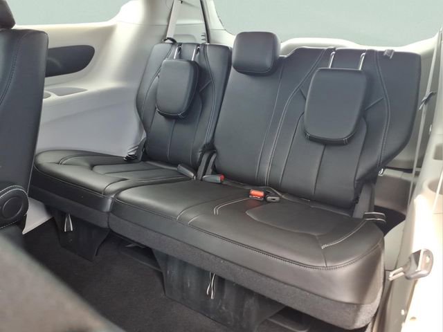 Used 2024 Chrysler Pacifica Select image 23