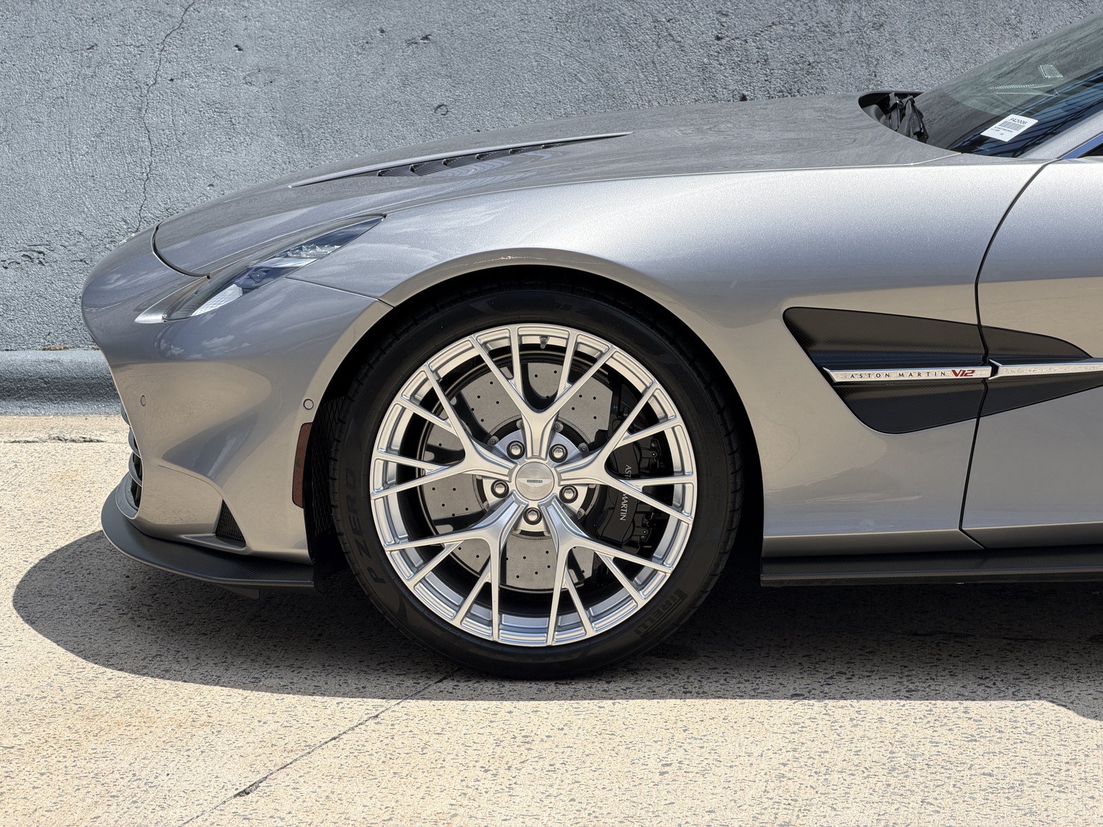 Used 2025 Aston Martin Vanquish RWD image 17
