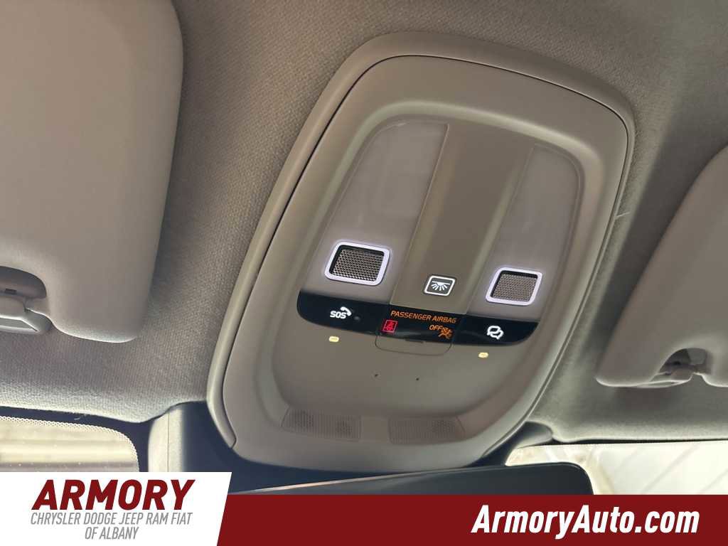 Used 2023 Volvo XC40 B5 Core w/ Convenience Package image 21