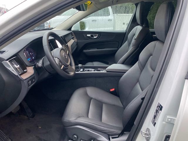 Used 2022 Volvo XC60 B5 Momentum image 11
