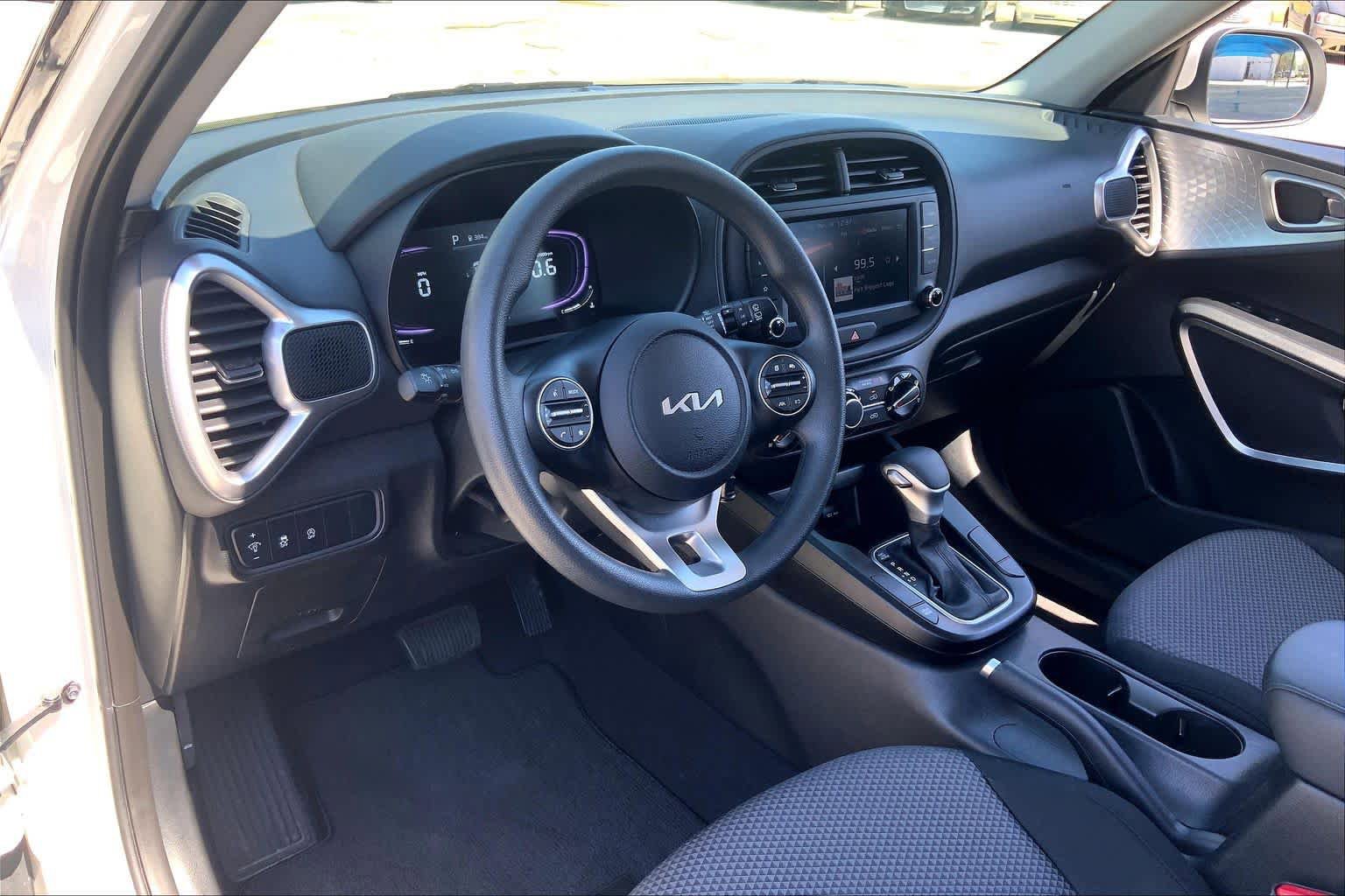 Used 2025 Kia Soul LX w/ LX Technology Package FWD image 18