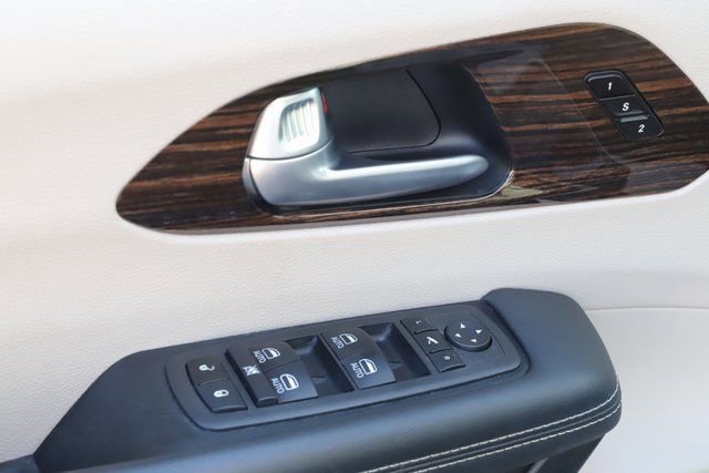 Used 2024 Chrysler Pacifica Limited FWD image 18