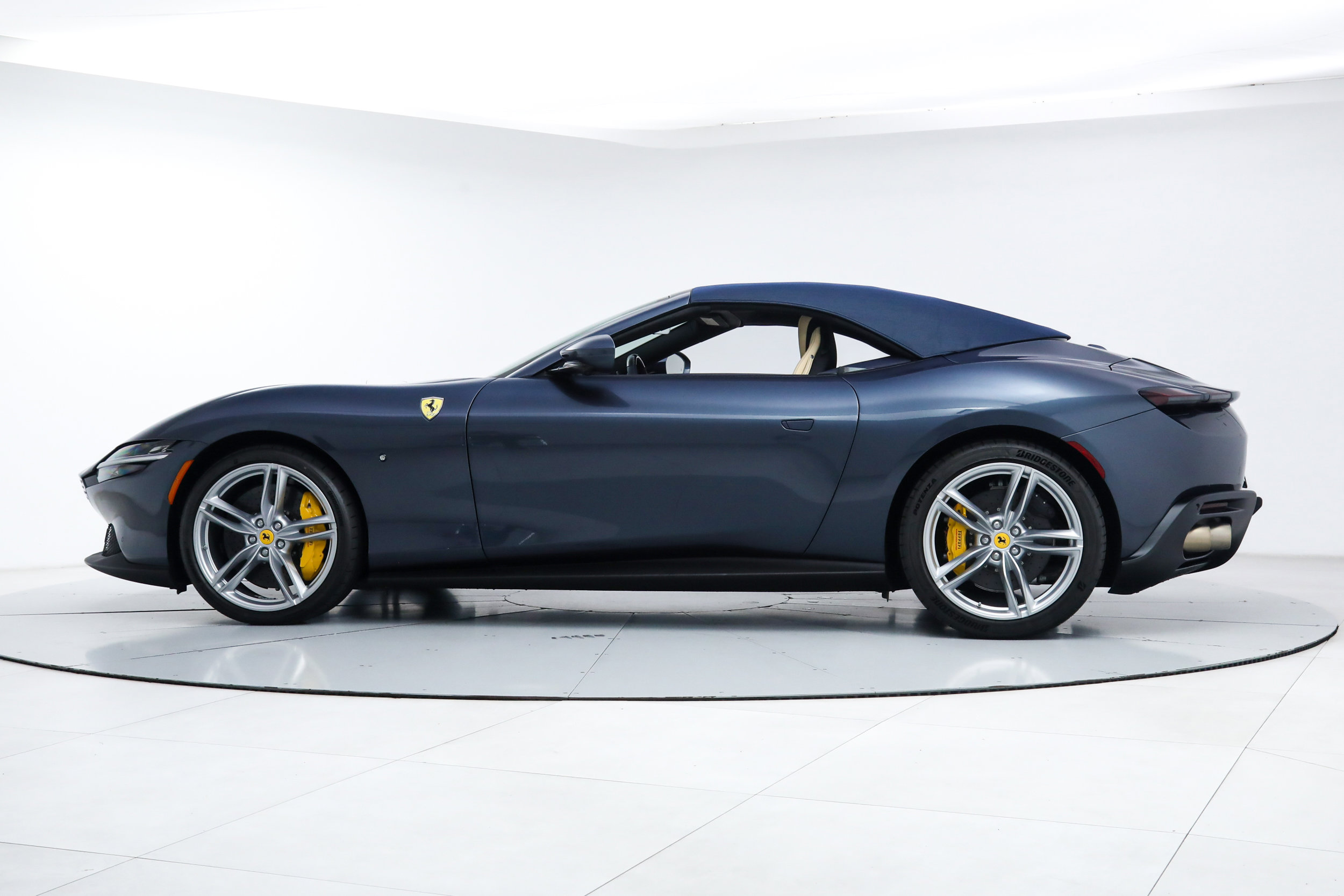Certified 2025 Ferrari Roma Spider RWD image 4