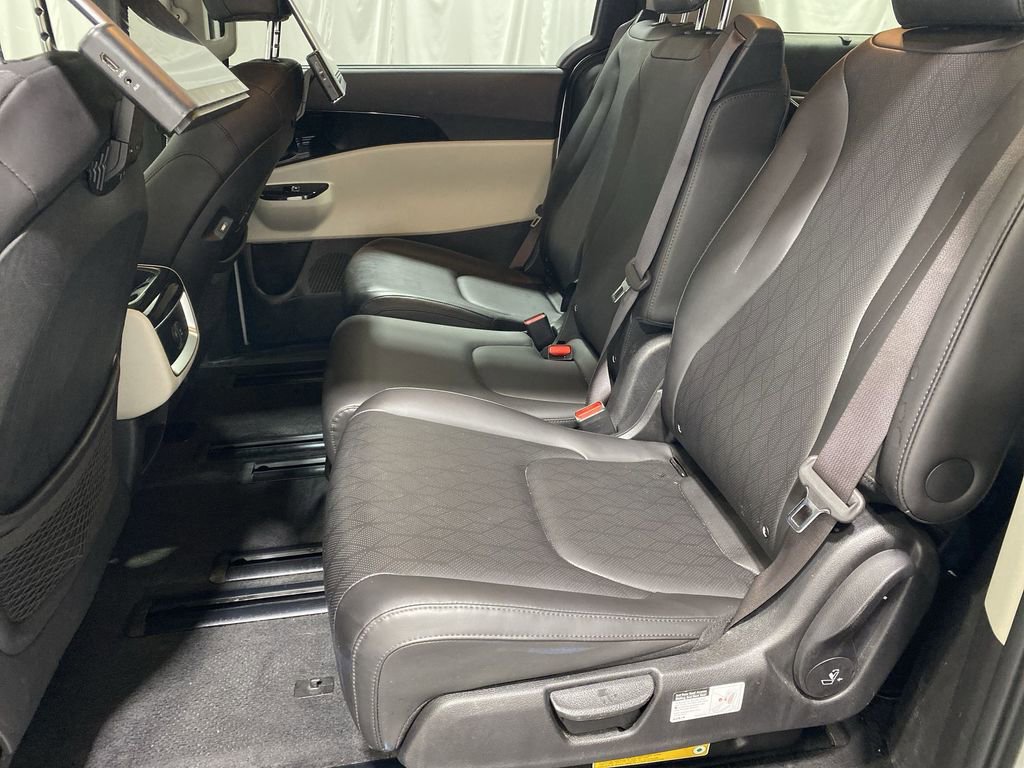 Used 2022 Kia Carnival EX image 25