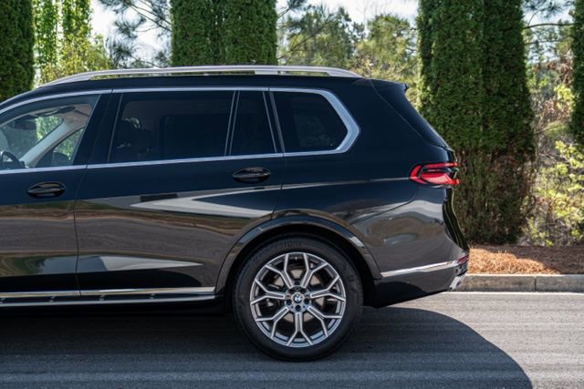 Used 2023 BMW X7 xDrive40i w/ Parking Assistance Package AWD/4WD image 11