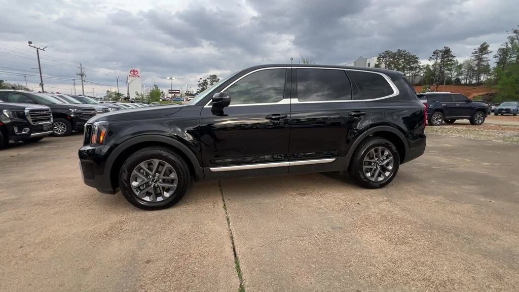 Used 2024 Kia Telluride LX FWD image 3