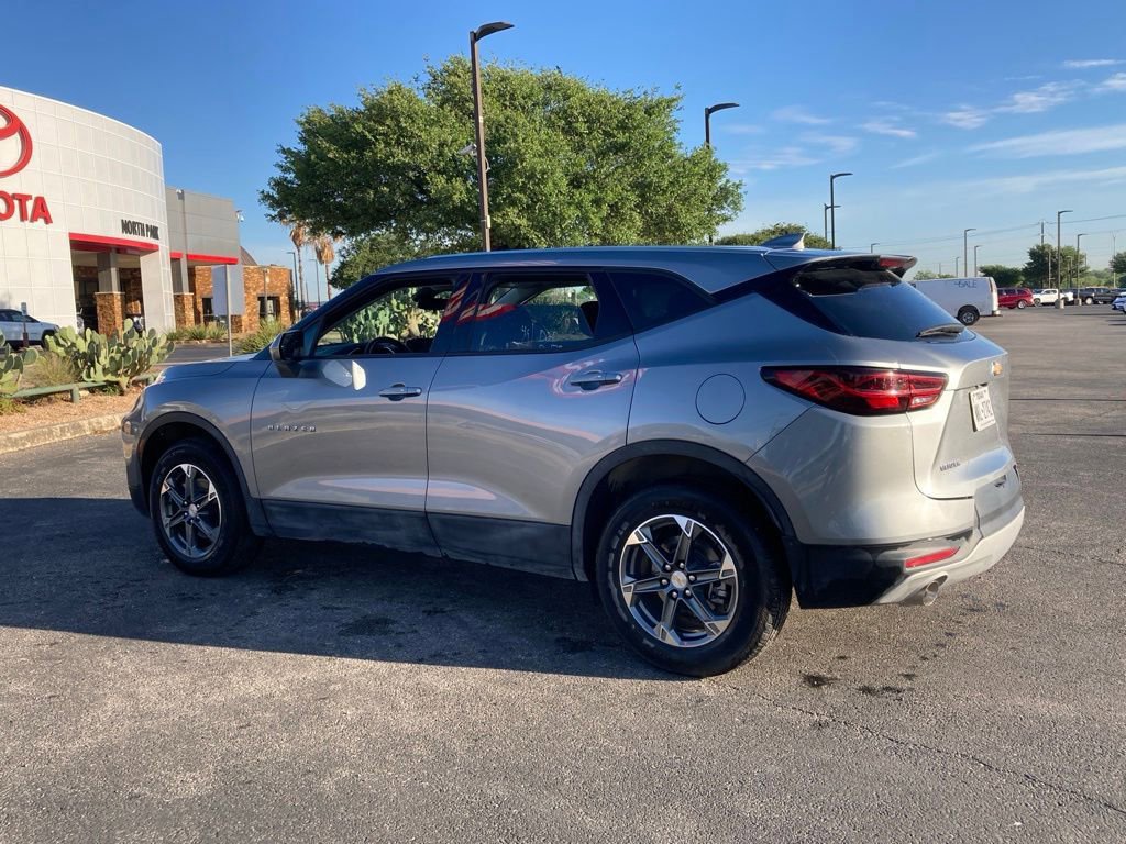 Used 2025 Chevrolet Blazer LT FWD image 2