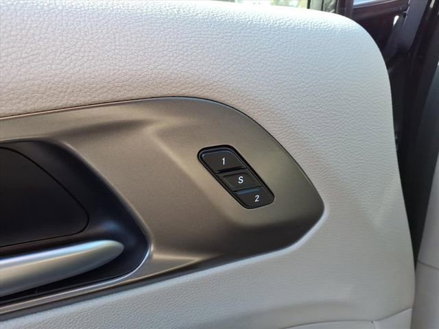 Used 2024 Chrysler Pacifica Limited FWD image 24