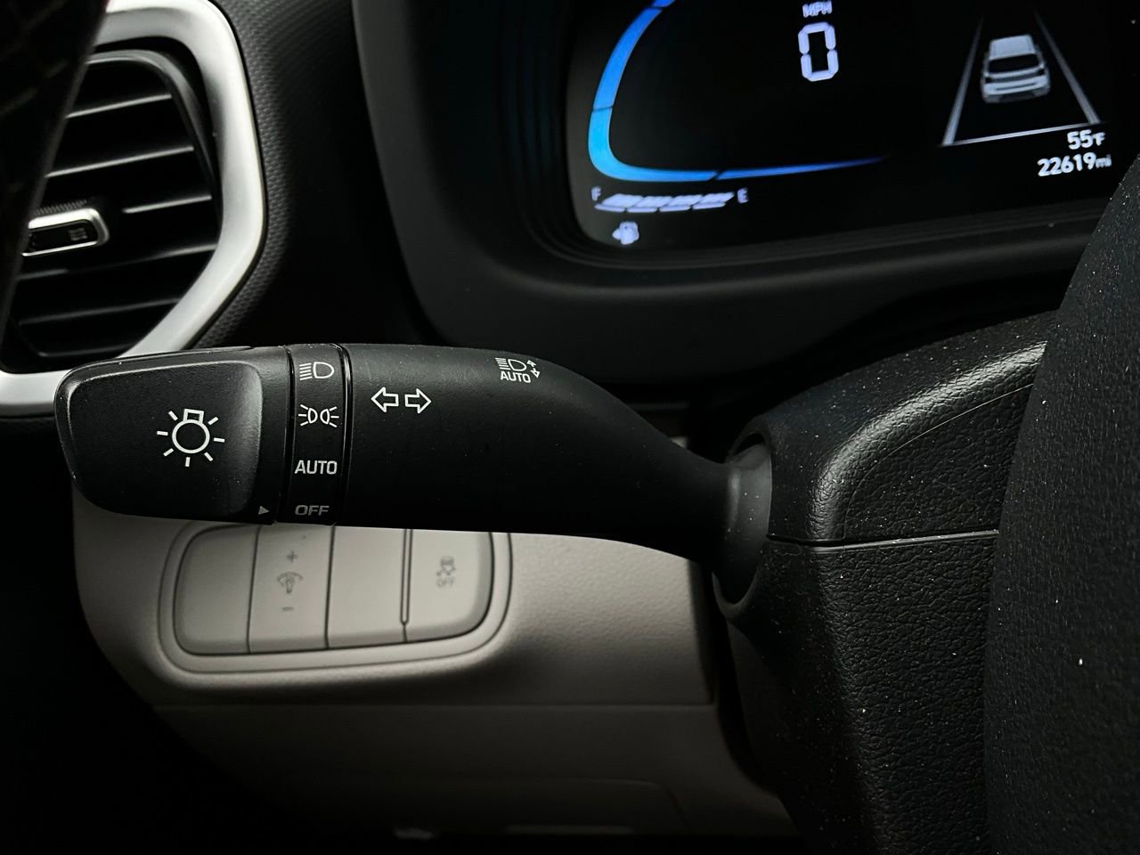 Used 2025 Hyundai Venue SEL image 36