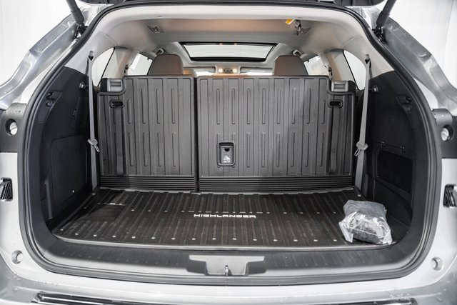 New 2025 Toyota Highlander Platinum image 9