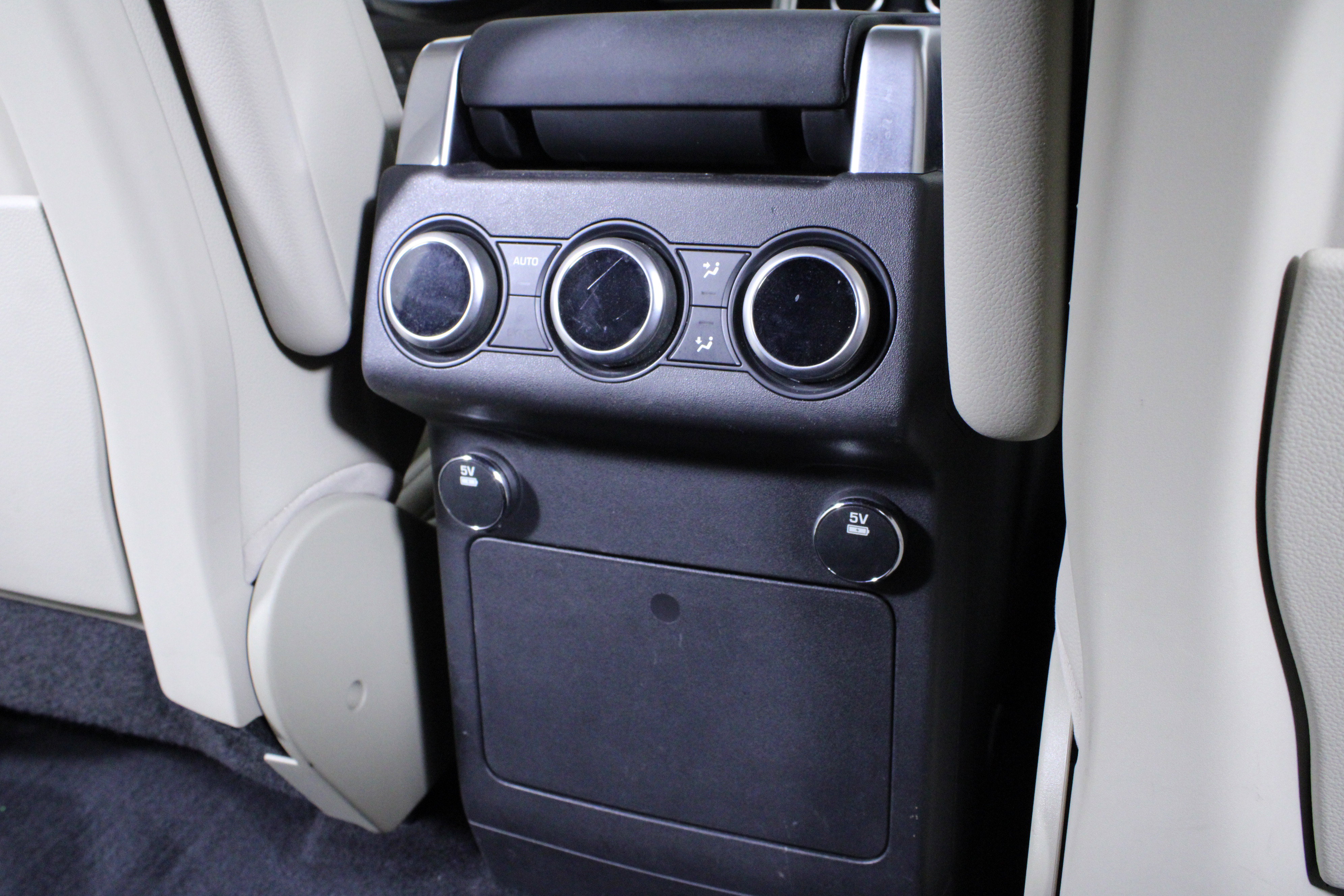 Used 2017 Land Rover Discovery HSE image 16