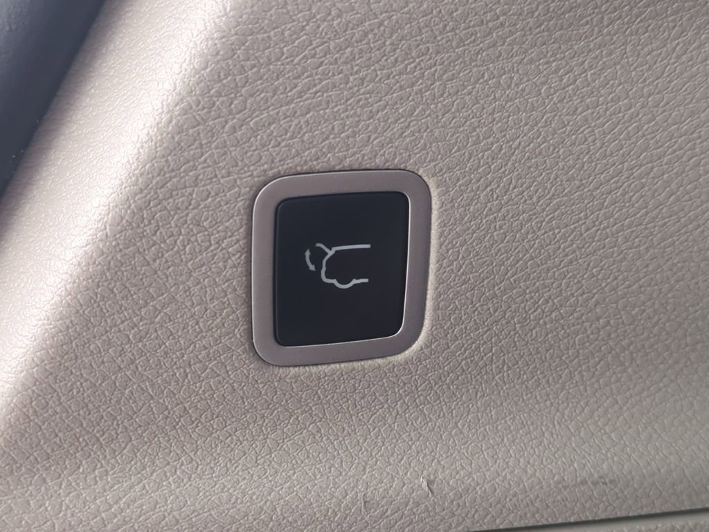 Used 2022 Chrysler Pacifica Limited FWD image 15