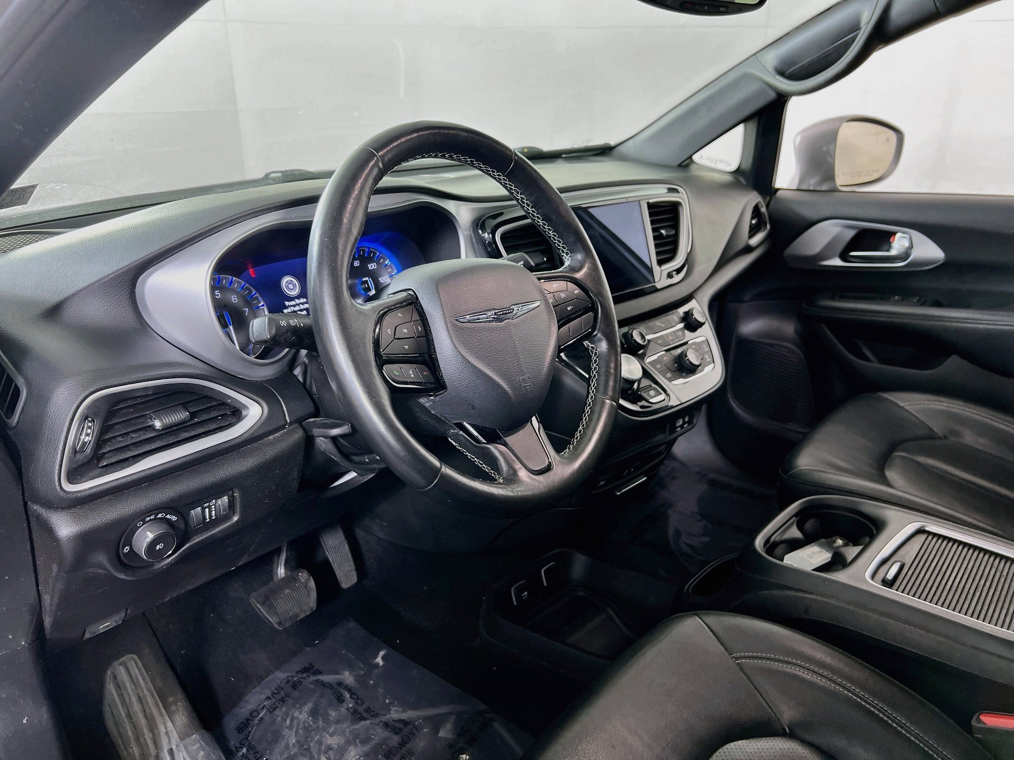 Used 2020 Chrysler Pacifica Touring-L Plus FWD image 9