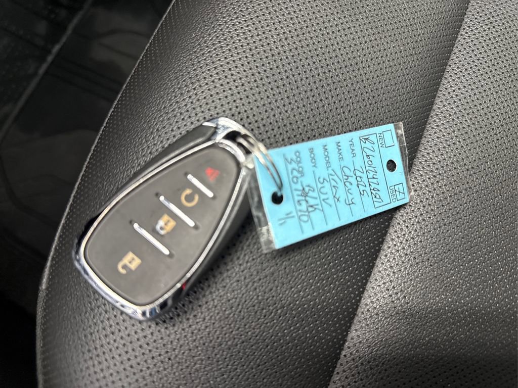 Used 2025 Chevrolet Trax RS image 36