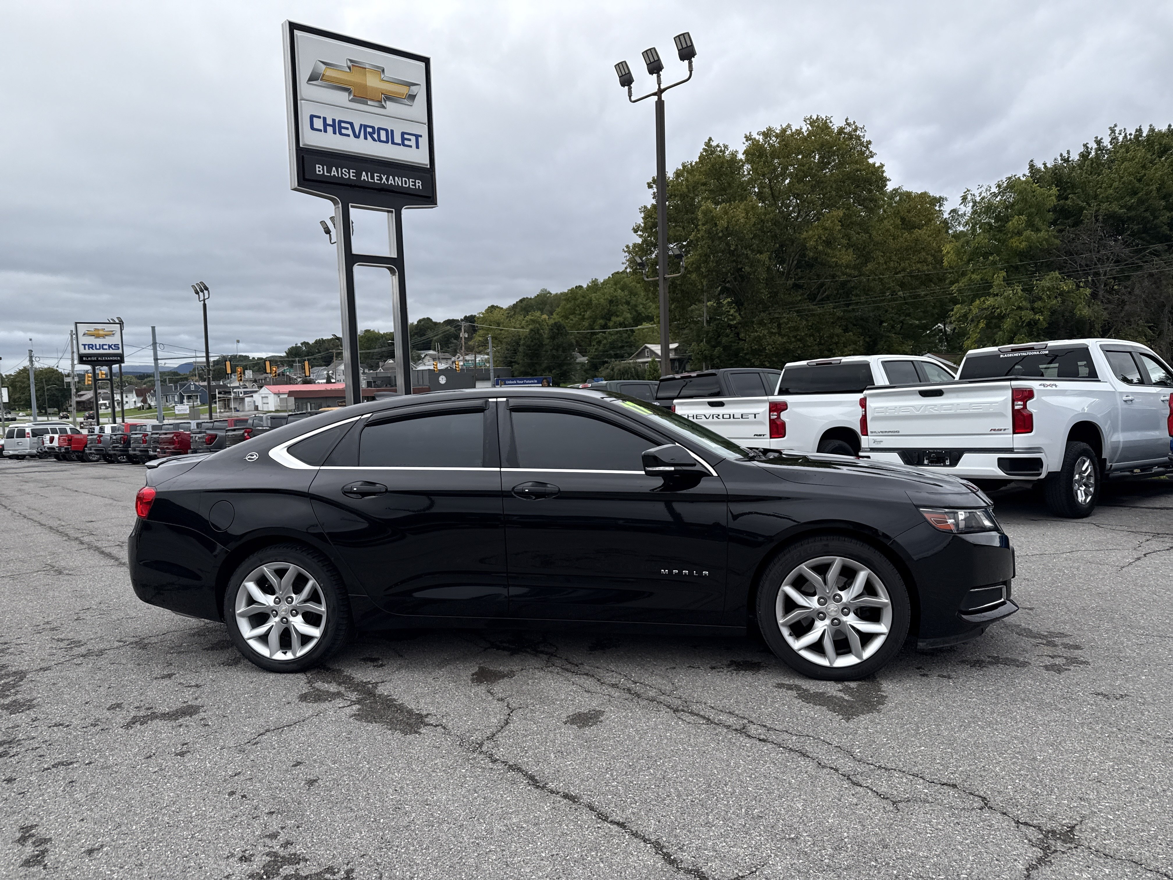Used 2017 Chevrolet Impala LT w/ Leather Package FWD image 2
